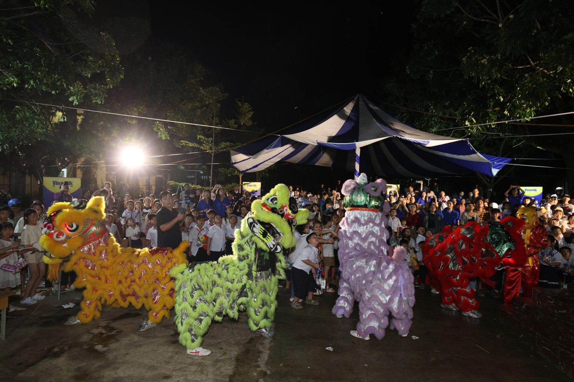 Không khí đêm hội thêm sôi động với các tiết mục văn nghệ, ảo thuật và giao lưu ca hát (Ảnh: Nguyễn Hoàng).