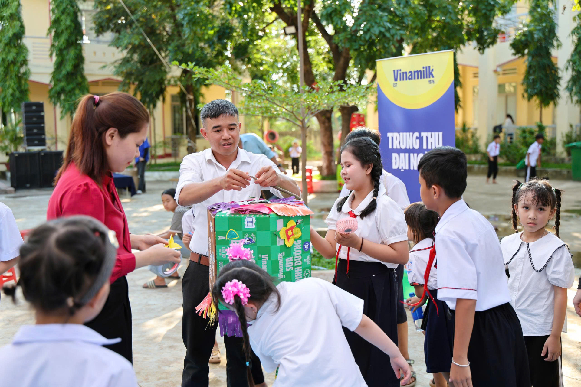 Các em nhỏ cùng thầy cô tham gia thiết kế đồ chơi và chuẩn bị mâm cỗ Trung thu tại ngày hội (Ảnh: Nguyễn Hoàng).