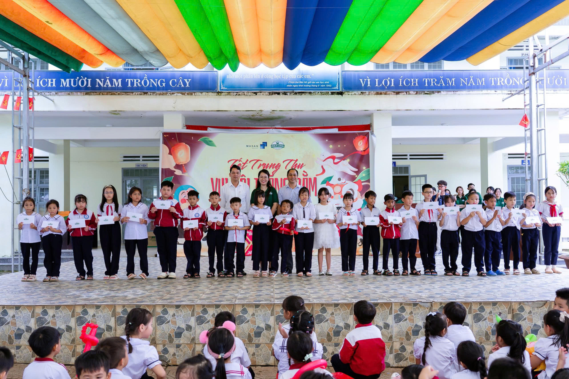 Trở về Bảo Lộc, nơi khởi đầu từ năm 1968, Phúc Long trao 120 suất học bổng và tổ chức Trung thu cho hơn 400 học sinh có hoàn cảnh khó khăn.