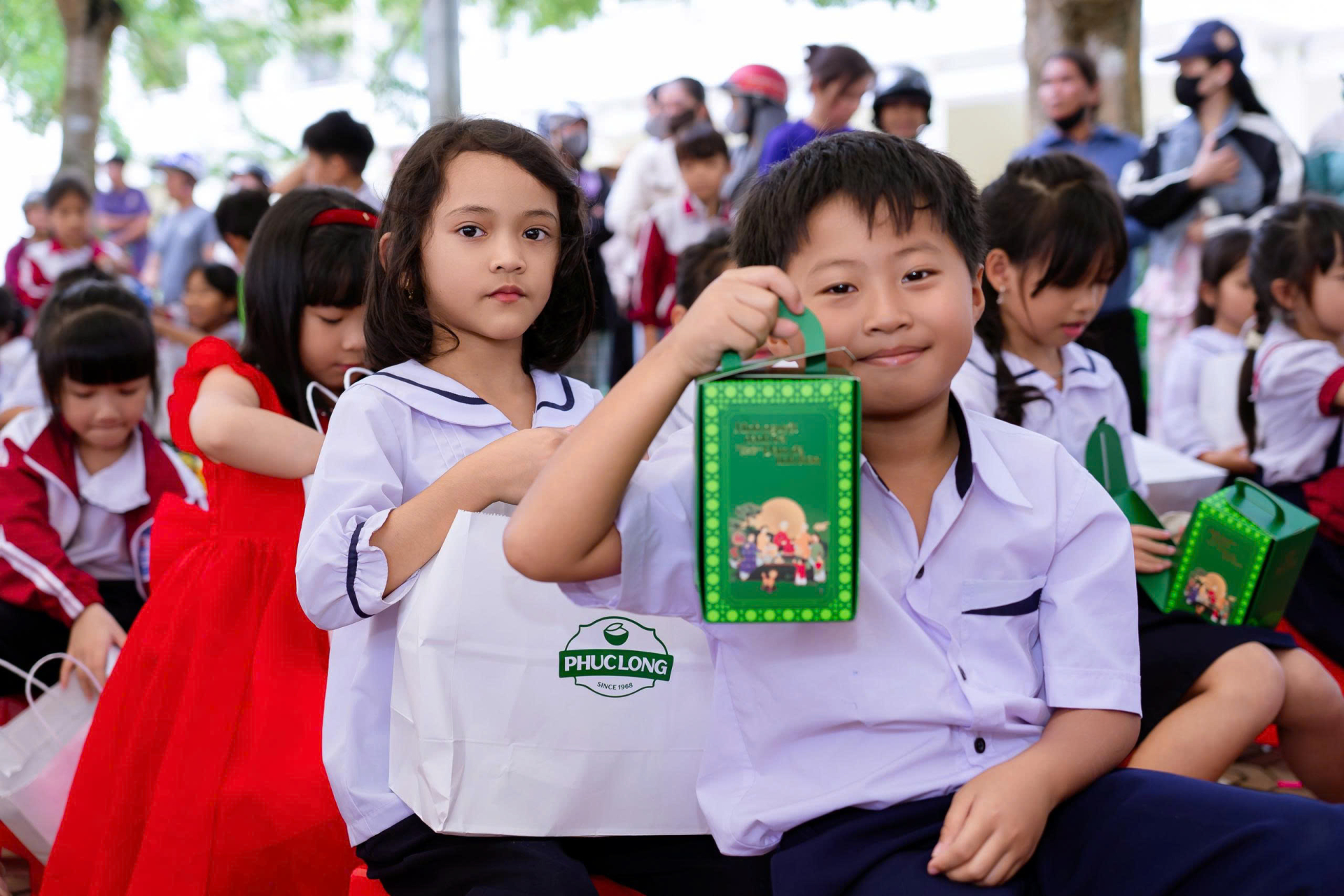 Niềm vui của các em nhỏ khi nhận quà.
