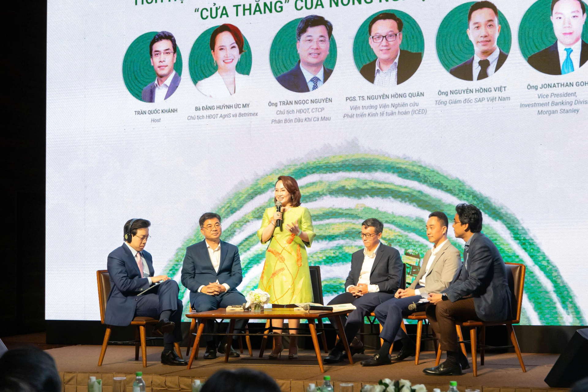 Bà Đặng Huỳnh Ức My từng chia sẻ năng lực lãnh đạo không nằm ở giới tính, mà ở khả năng ra quyết định, tổ chức hệ thống và tạo ra sự cân bằng trong những tình huống phức tạp.
