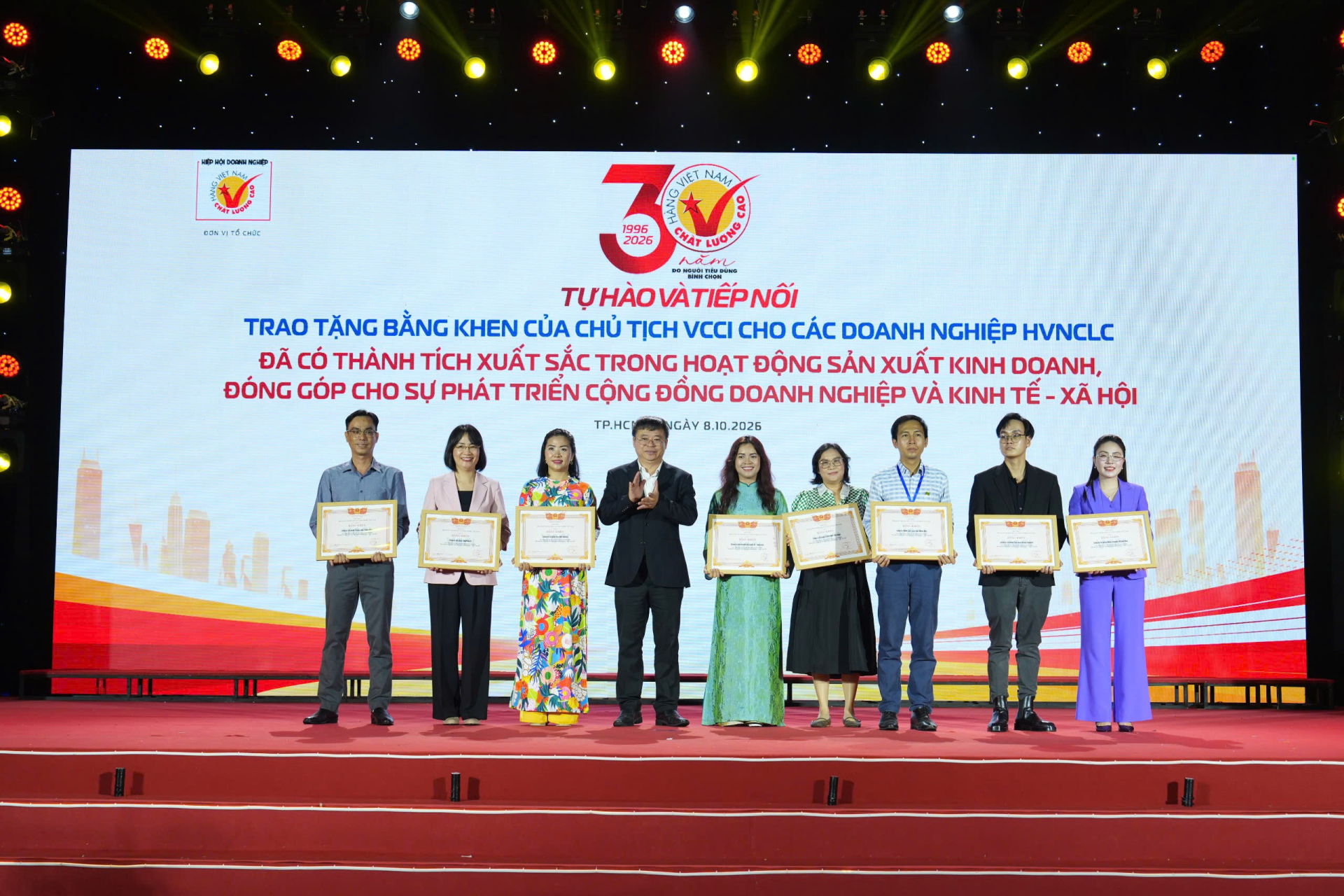 Trao bằng khen cho các doanh nghiệp HVNCLC cóp thành tích trong sản xuất kinh doanh và phát triển cộng đồng. 
