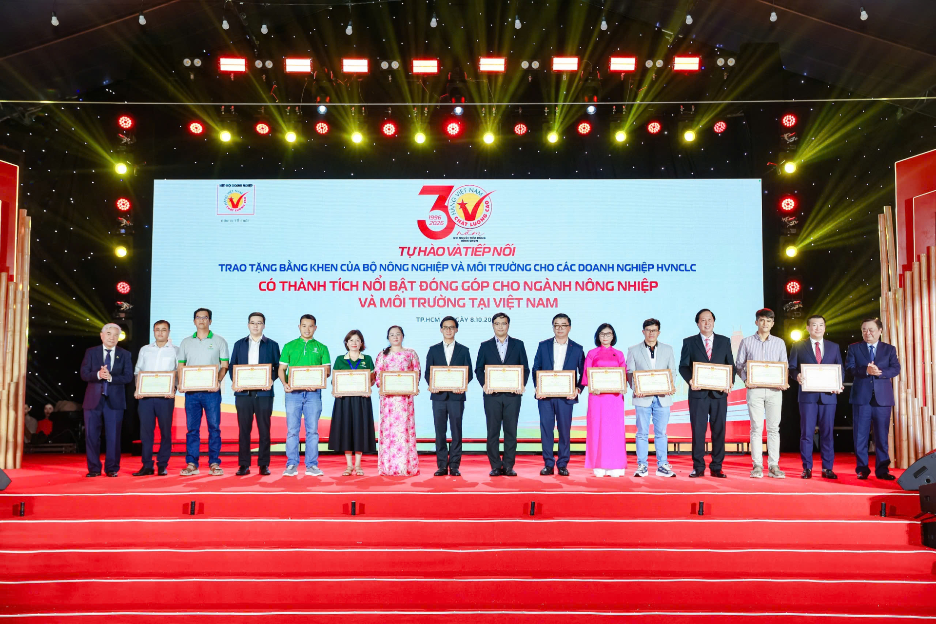 Ông Đỗ Thanh Tuấn (thứ 2 từ phải sang) - Giám đốc Đối ngoại, đại diện Vinamilk - đón nhận Bằng khen của Bộ Nông nghiệp và Môi trường nhân dịp kỷ niệm 30 năm Chương trình HVNCLC (Ảnh: Minh Anh).