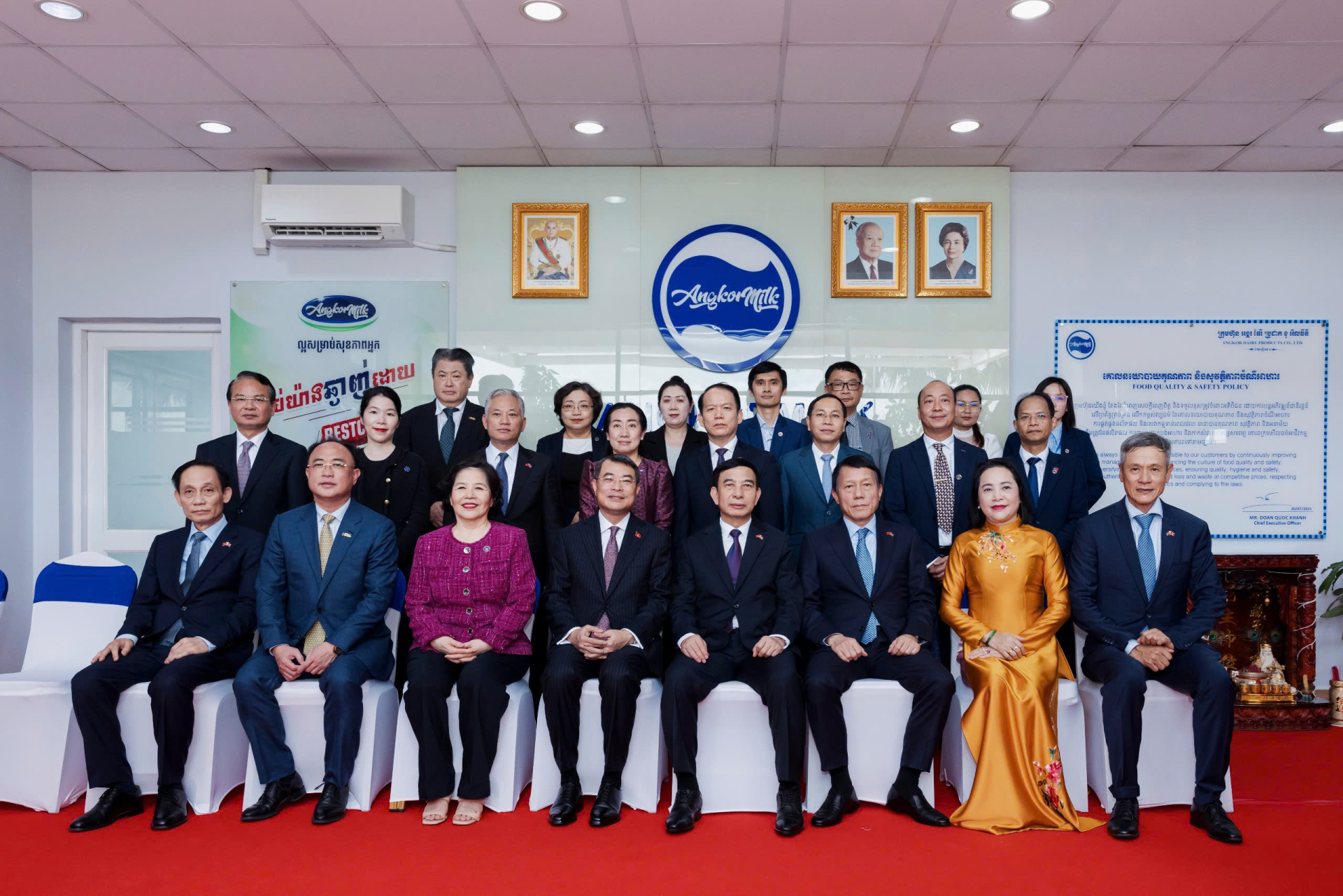 Thủ tướng Chính phủ và đoàn công tác cấp cao chụp ảnh lưu niệm cùng Tổng Giám đốc Vinamilk Mai Kiều Liên và Nhà máy Angkormilk. Ảnh: Vi Nam