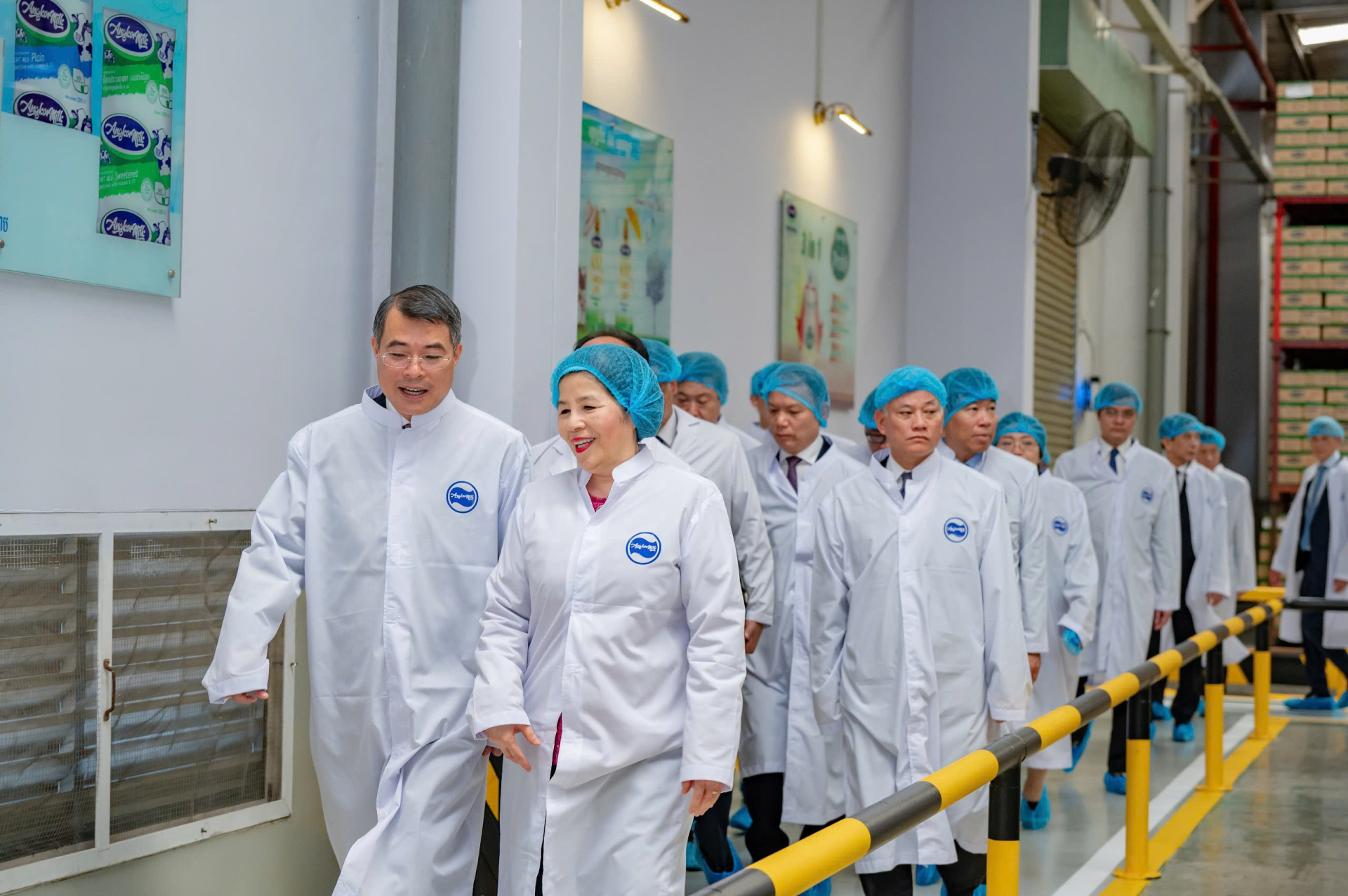 Thủ tướng Chính phủ Lê Minh Hưng và đoàn công tác cấp cao tìm hiểu hoạt động sản xuất tại Nhà máy Angkormilk. Ảnh: Vi Nam