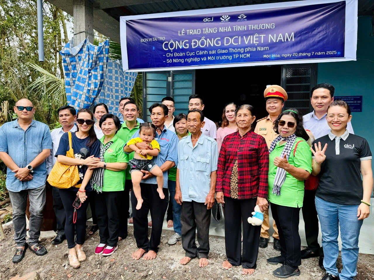 Tác giả “Người giữ nhịp bình yên” trong một chuyến hỗ trợ đồng bào bị ảnh hưởng bởi bão lụt ở Xuân Lãnh, Đắc Lắc