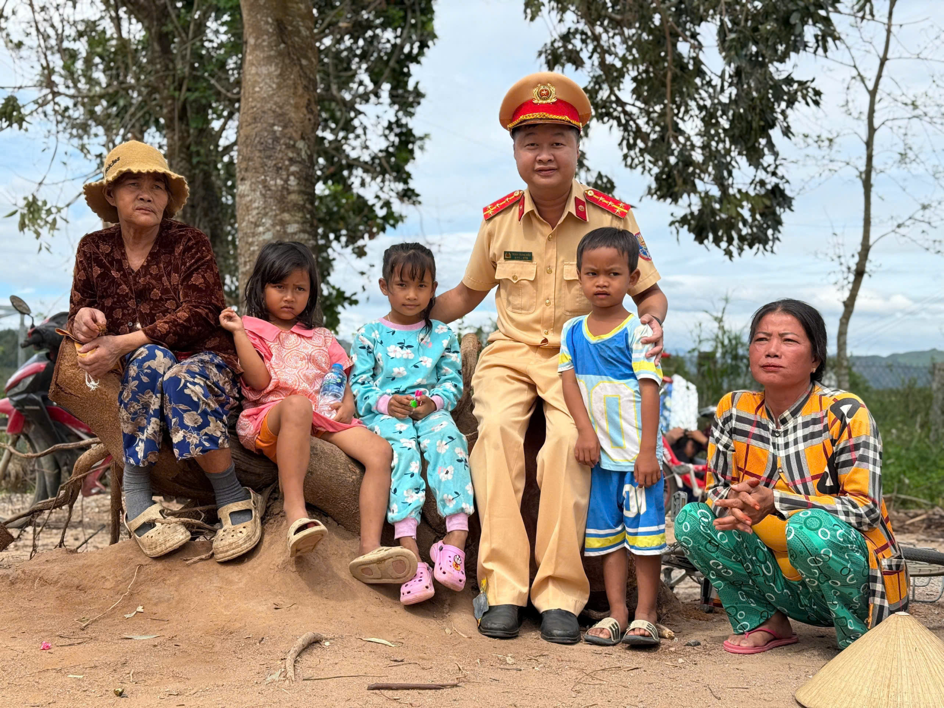 Đại úy Trịnh Trung Hiếu tham gia đoàn thiện nguyện, trao nhà tình thương cho một hộ dân ở Mộc Hóa, Tây Ninh.