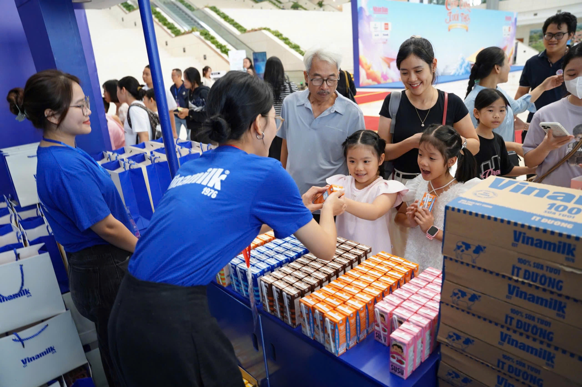 Vinamilk dành tặng 48.000 sản phẩm dinh dưỡng cho các em nhỏ, khách mời, trường học và trung tâm trẻ em khuyết tật nhân chương trình “Chắp cánh tuổi thơ”. Ảnh: Vi Nam