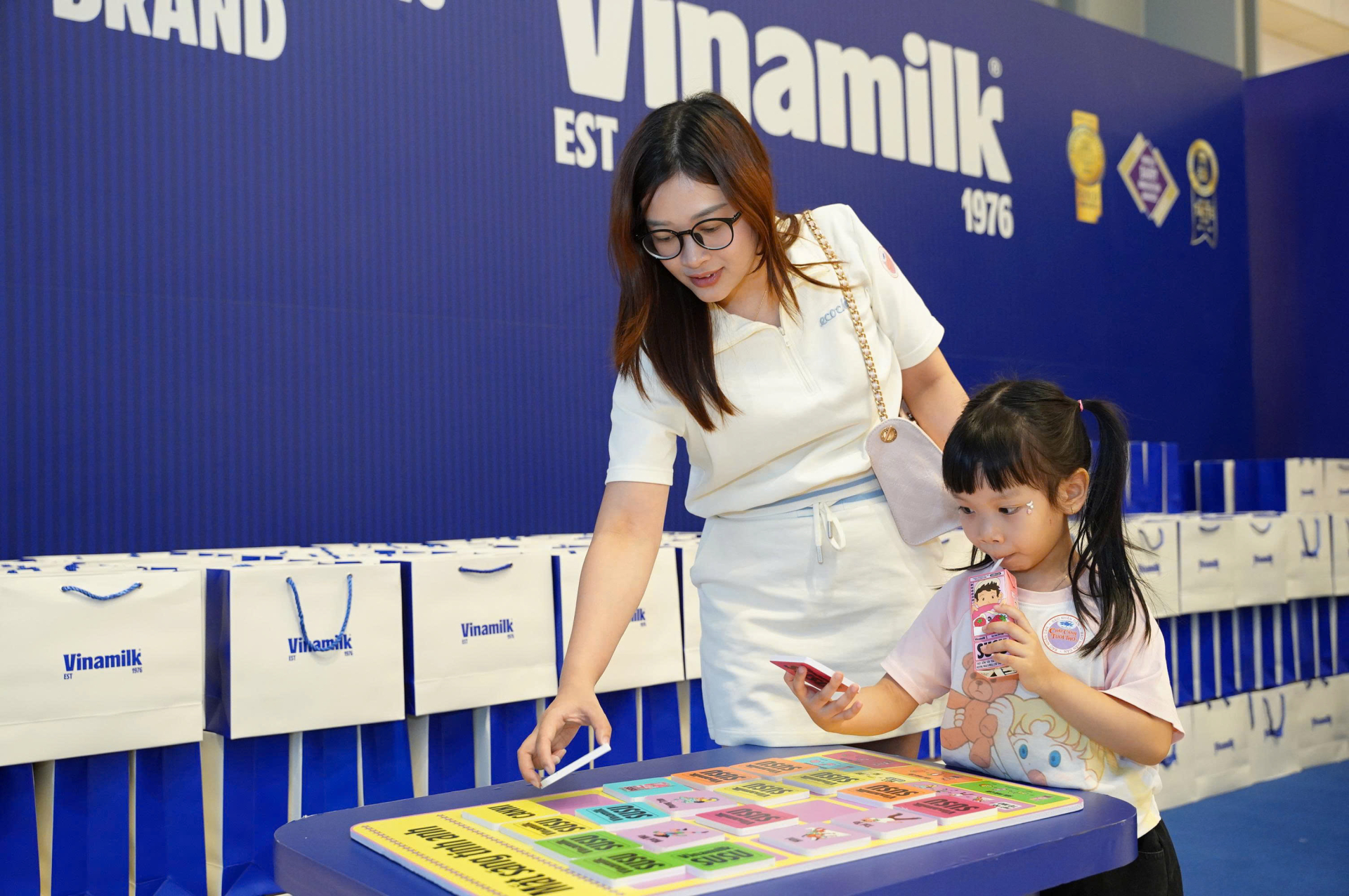Những trò chơi và hoạt động tương tác tại gian hàng Vinamilk mang đến nhiều trải nghiệm thú vị cho các em nhỏ. Ảnh: Vi Nam