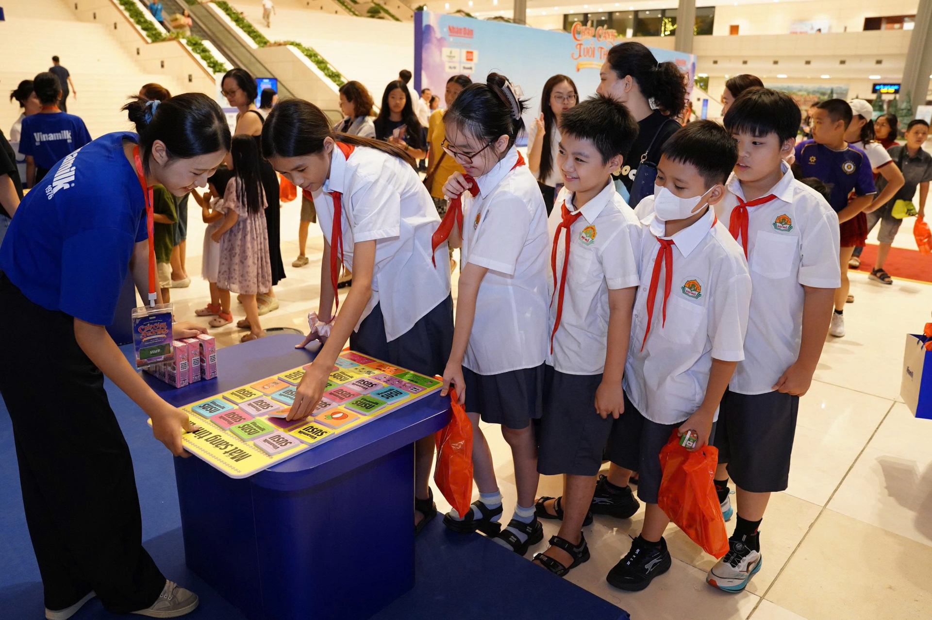 Những phần quà từ Vinamilk góp thêm niềm vui cho trẻ em và gia đình trong ngày hội “Chắp cánh tuổi thơ”. Ảnh: Vi Nam