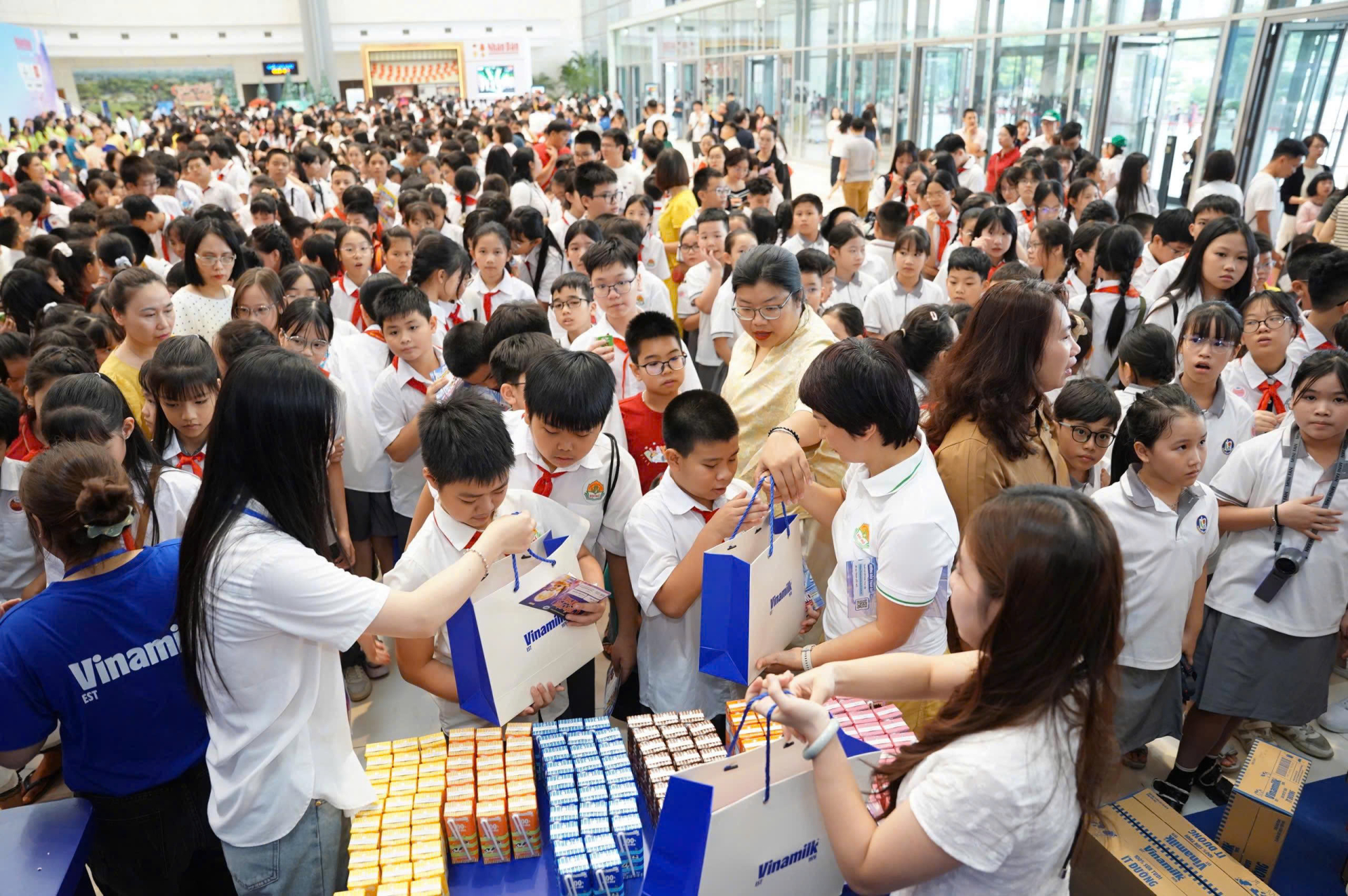 Gian hàng Vinamilk thu hút rất đông các em học sinh và gia đình đến tham quan, trải nghiệm tại chương trình “Chắp cánh tuổi thơ”. Ảnh: Vi Nam