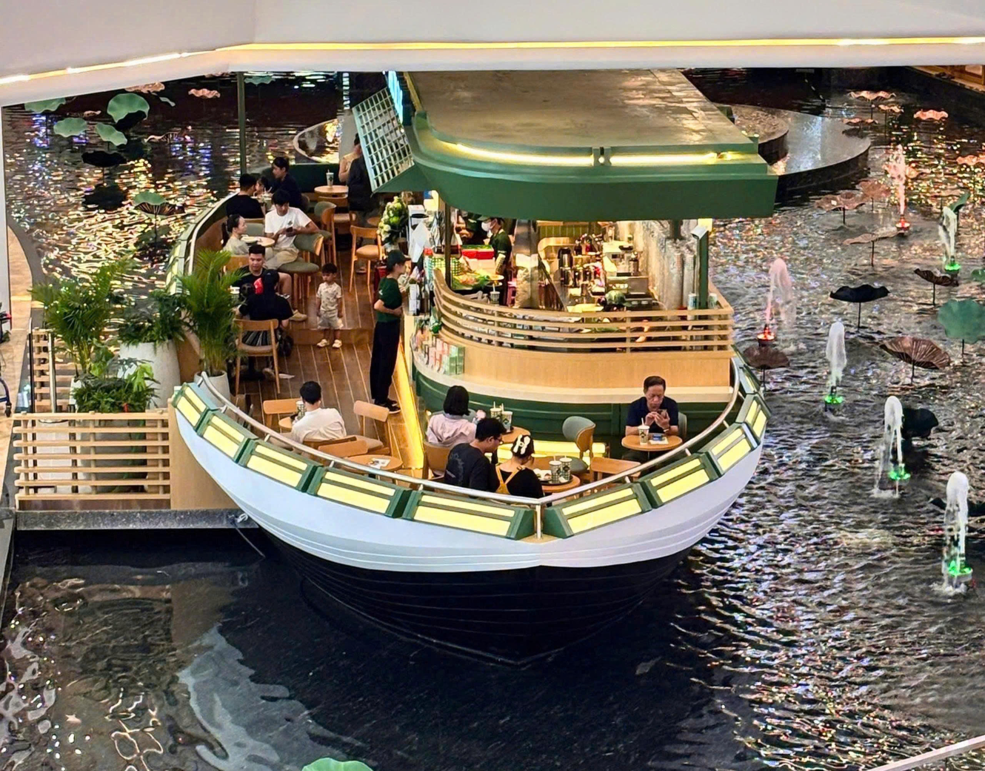 “Du thuyền” giữa hồ sen tại Phúc Long Smart City.