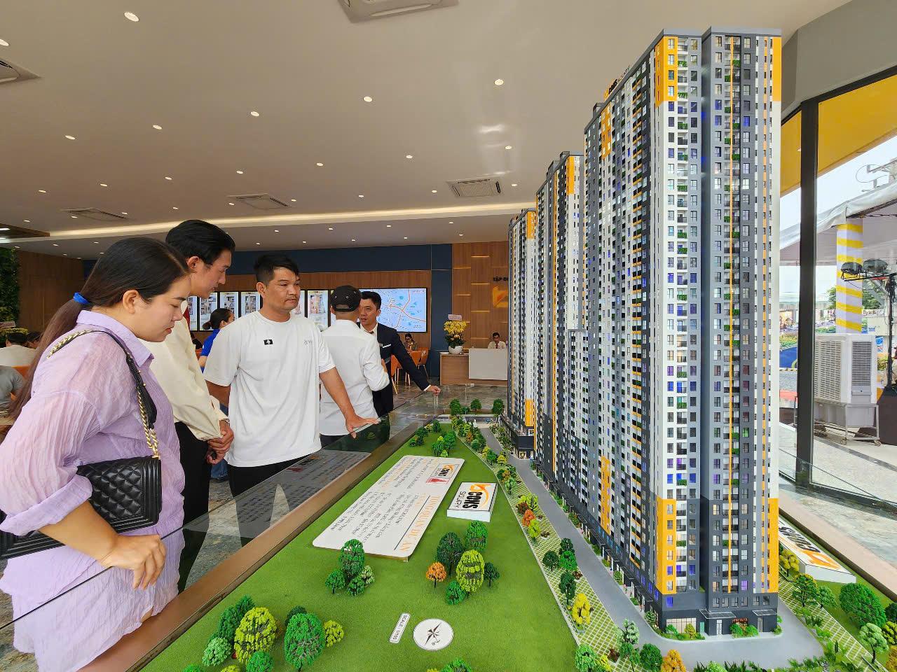 Thị trường căn hộ TP.HCM nguồn cung ra vùng ven, giá vẫn cao. Ảnh: Cẩm Viên.