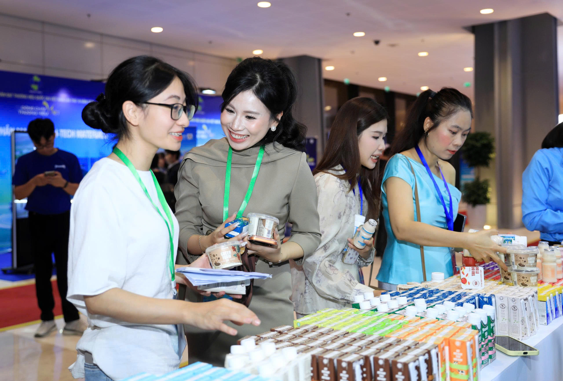 Gian hàng Vinamilk tại sự kiện thu hút các đại biểu đến tham quan, tìm hiểu về những sản phẩm đạt Thương hiệu quốc gia năm 2026 (Ảnh: Minh Anh).