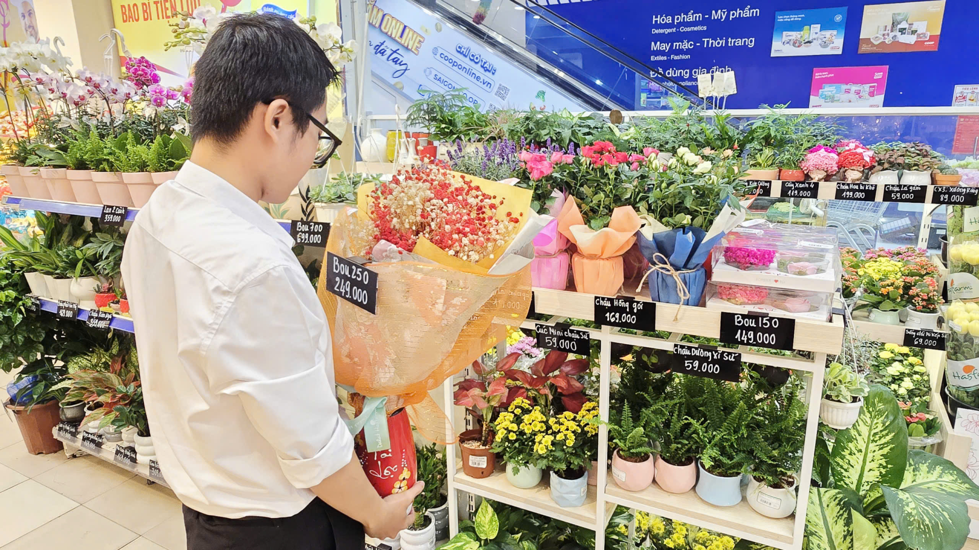 Quà tặng 20/10 tại Co.opmart, WinMart, GO! và AEON có giá từ dưới 100.000 đồng đến vài trăm nghìn đồng, kèm ưu đãi thực phẩm, gia dụng và voucher.