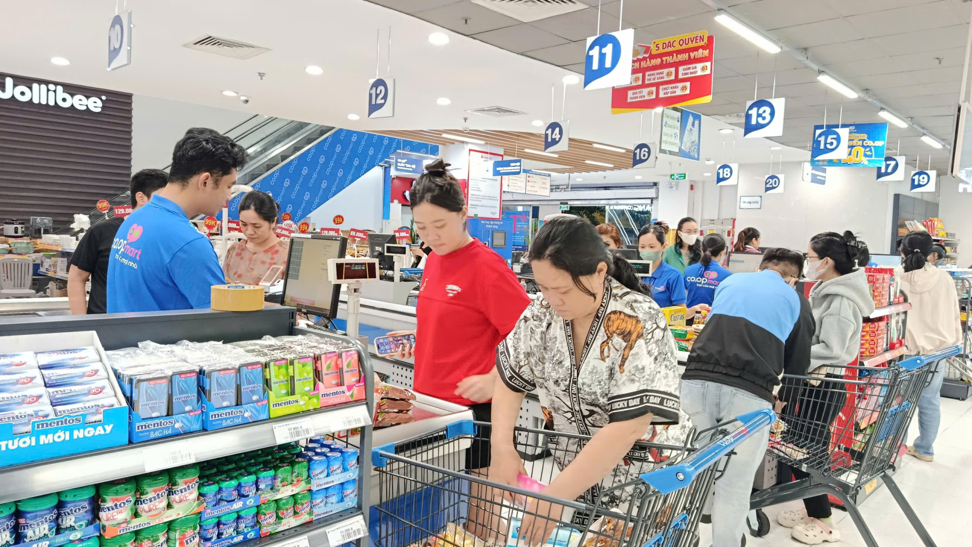 Các mặt hàng tiêu dùng, thực phẩm cũng được khuyến mãi dịp này. 