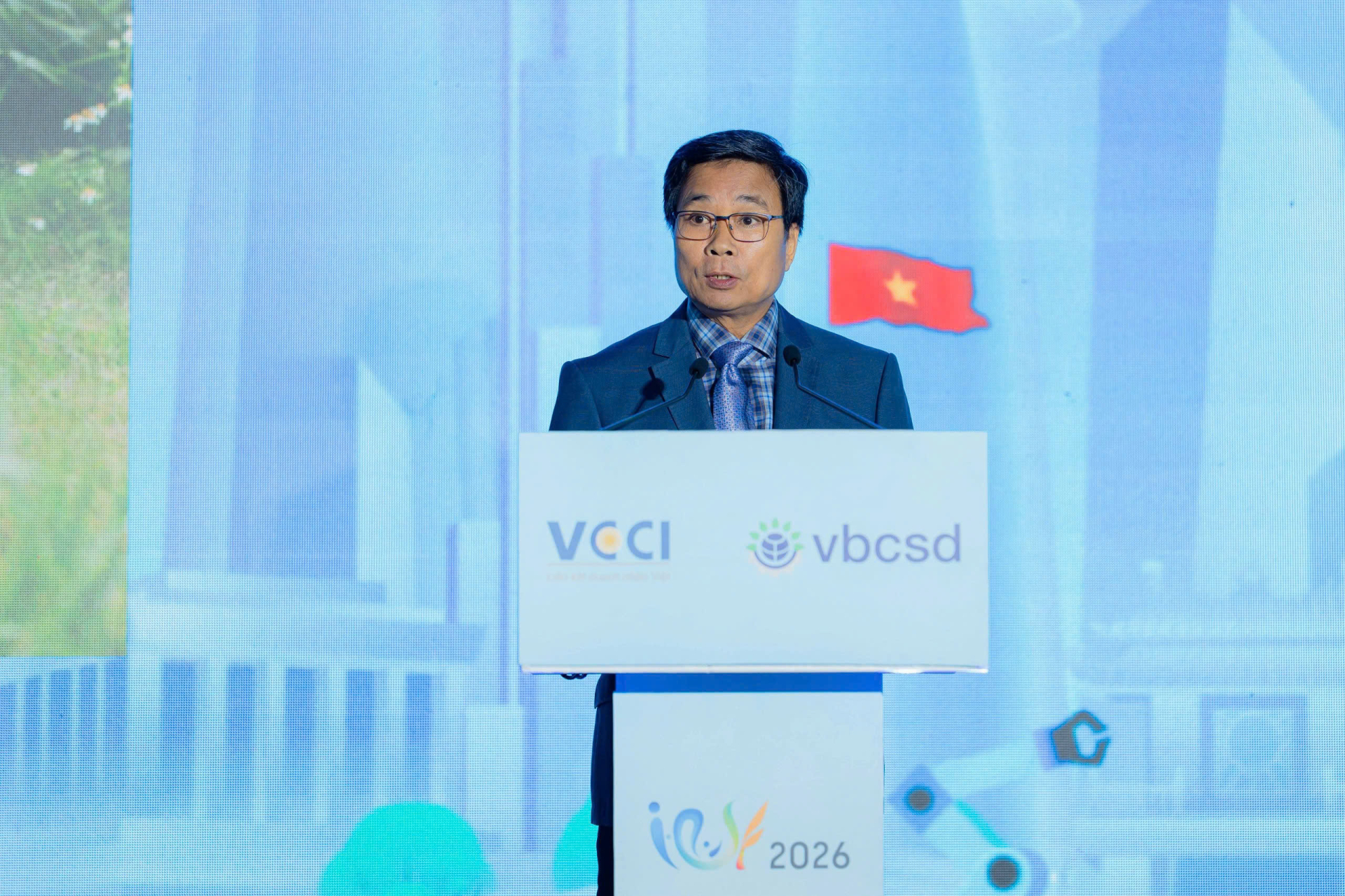 Ông Lê Hoàng Minh, Giám đốc Điều hành Sản xuất kiêm Trưởng dự án Net Zero Vinamilk trình bày tham luận “Tạo tác động vượt ra ngoài doanh nghiệp: Hành trình lan tỏa phát triển bền vững đến cộng đồng của Vinamilk” tại VCSF 2026 (Ảnh: BTC).