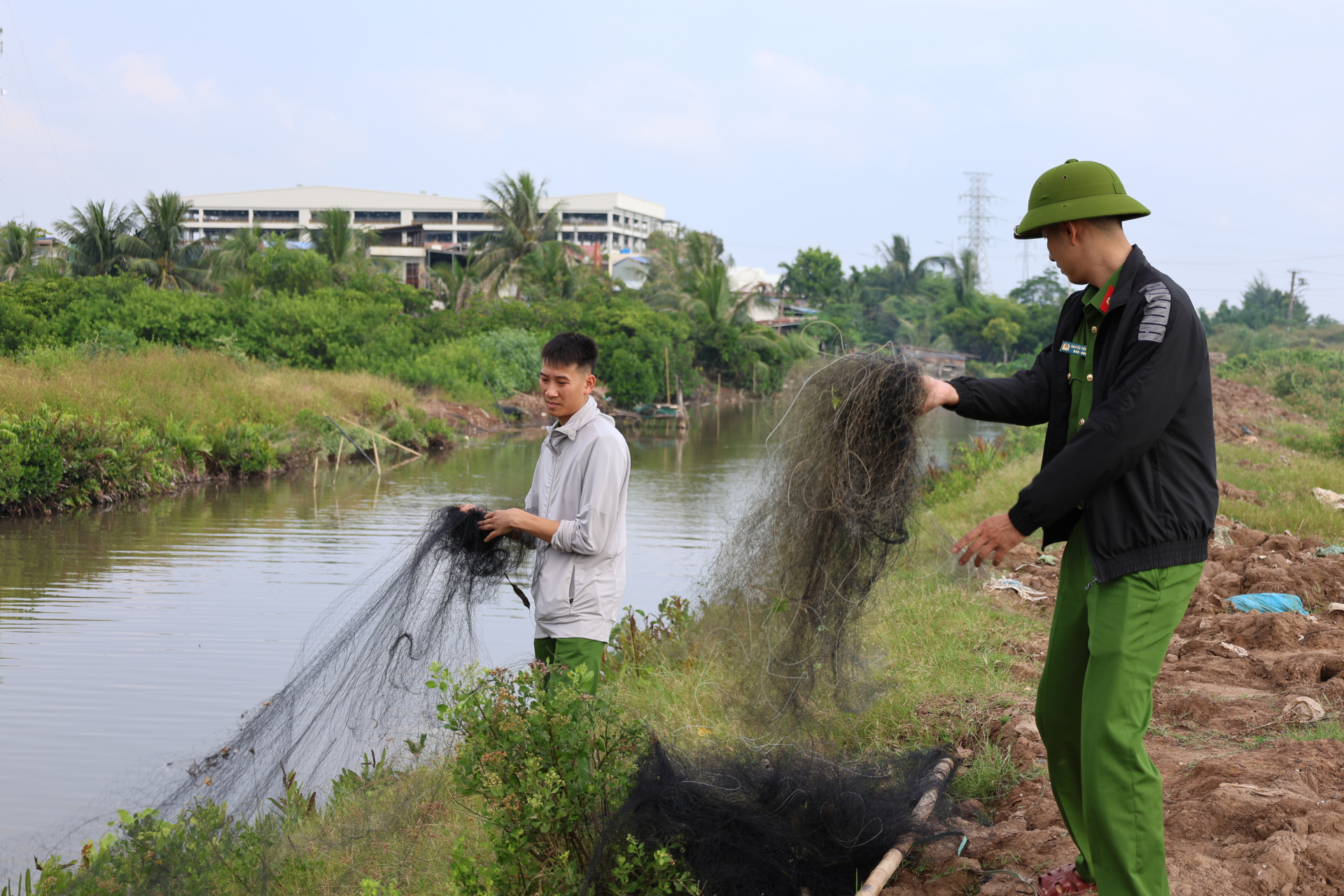 Lực lượng chức năng thu gom bẫy lưới