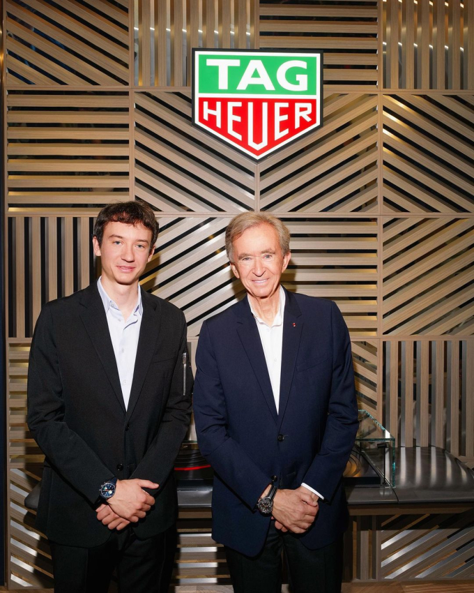 Frédéric Arnault (bên trái) là một trong 5 người con của Bernard Arnault - người thường xuyên đứng thứ nhất trong bảng xếp hàng tỷ phú giàu nhất hành tinh