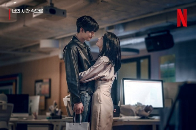 Ahn Hyo Seop và Jeon Yeo Been trong A time called you - nguồn: Netflix