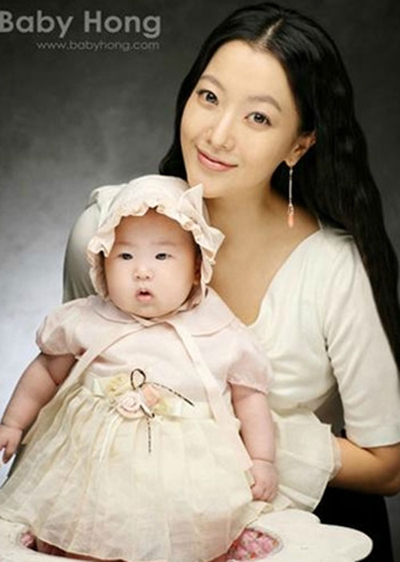 Khi mới chào đời, con gái Kim Hee Sun từng bị chê là kém sắc