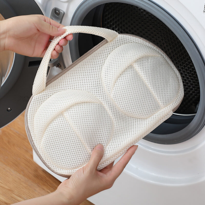 Các chuyên gia khuyên rằng, mọi người nên dùng túi lưới khi giặt đồ. (Ảnh minh họa)