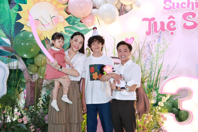 Đàm Thu Trang khoe hình ảnh đáng yêu của con trai sau hơn 2 tháng chào đời