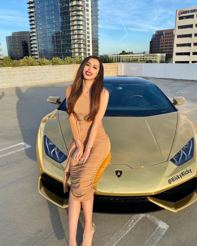 Linda bên chiếc xe Lamborghini dát vàng 24K
