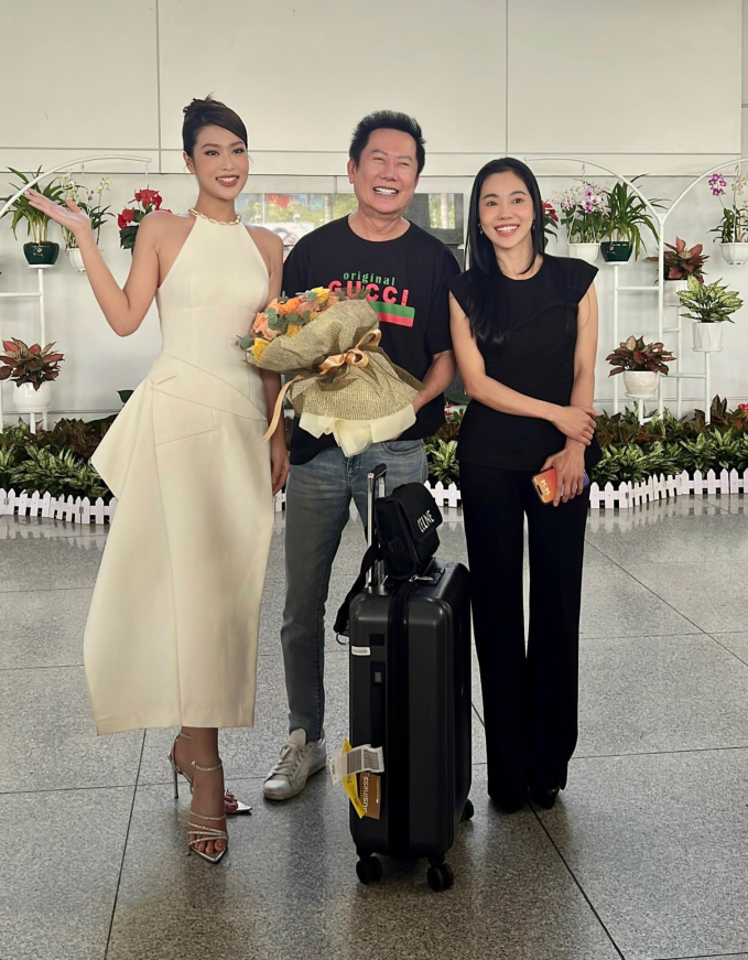 Hoa hậu Thiên Ân và bà Phạm Kim Dung đón ông Nawat tại sân bay Tân Sơn Nhất. Ba người vui vẻ trò chuyện và chụp ảnh chung.