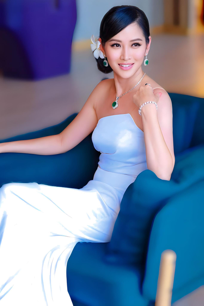 Elizabeth Thủy Tiên đeo trang sức đắt đỏ ngồi ghế nóng Hoa hậu Đại dương Việt Nam 2023 
