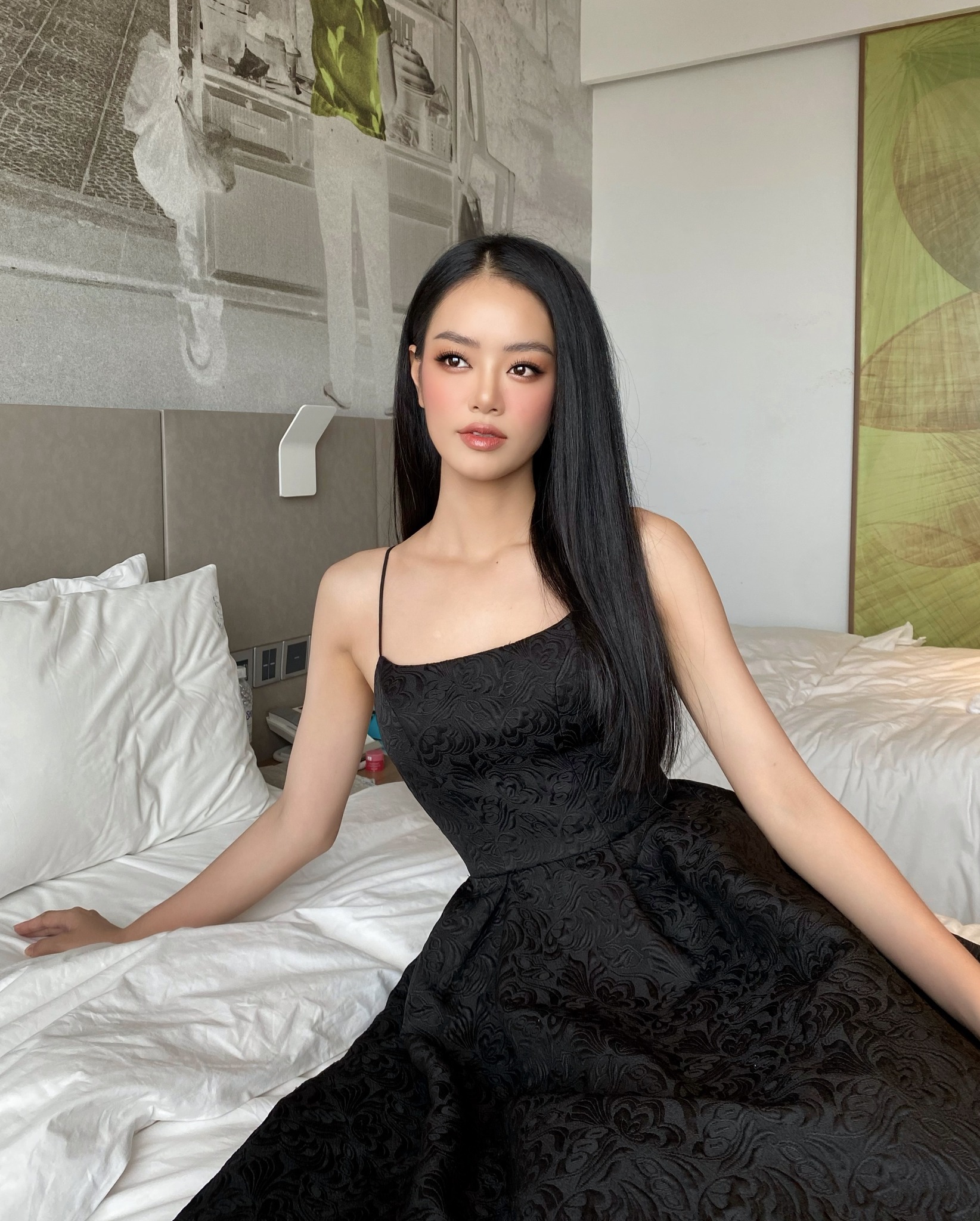Á hậu 1 Bùi Khánh Linh (sinh năm 2002, đến từ Bắc Giang) lại mang vẻ đẹp ngọt ngào cũng phong cách nhẹ nhàng, thanh lịch.