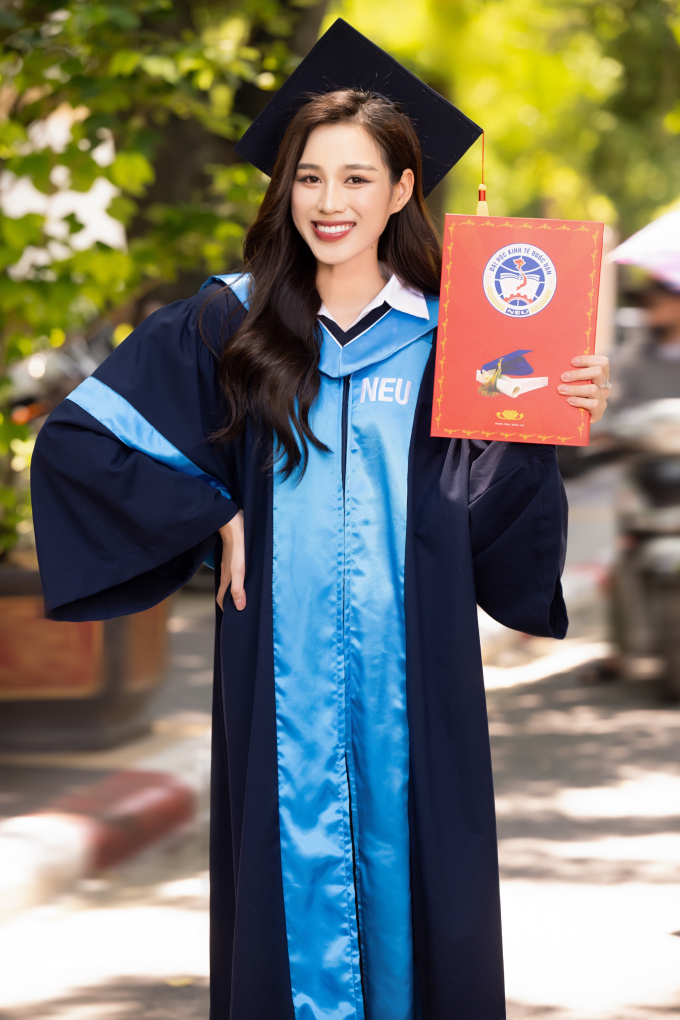 Hoa hậu Đỗ Hà rạng rỡ trong ngày tốt nghiệp Đại học, chuẩn bị làm doanh nhân