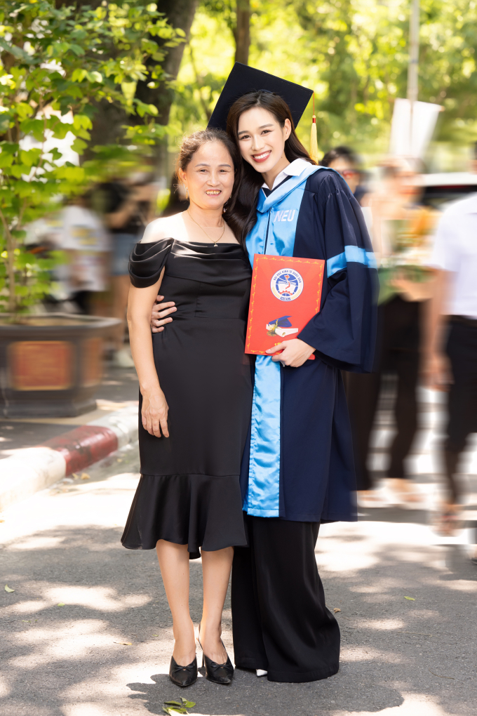 Đỗ Hà khoe dáng bên mẹ trong lễ tốt nghiệp