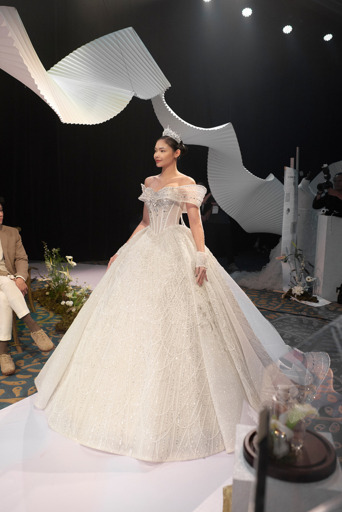 Người mẫu Thanh Trâm (The Face team Anh Thư) góp mặt trong buổi trình diễn váy cưới, với hình ảnh một nàng công chúa đầy ngọt ngào với thiết kế trễ vai.
