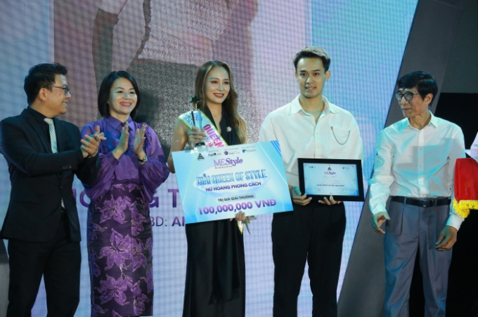   Lễ Vinh danh và Trao giải Art Hair Award 2023 đã khép lại với danh hiệu “Nữ hoàng Phong cách – Queen of Style” được trao cho thí sinh mang SBD 158 Hoàng Thị Hải Hà.  