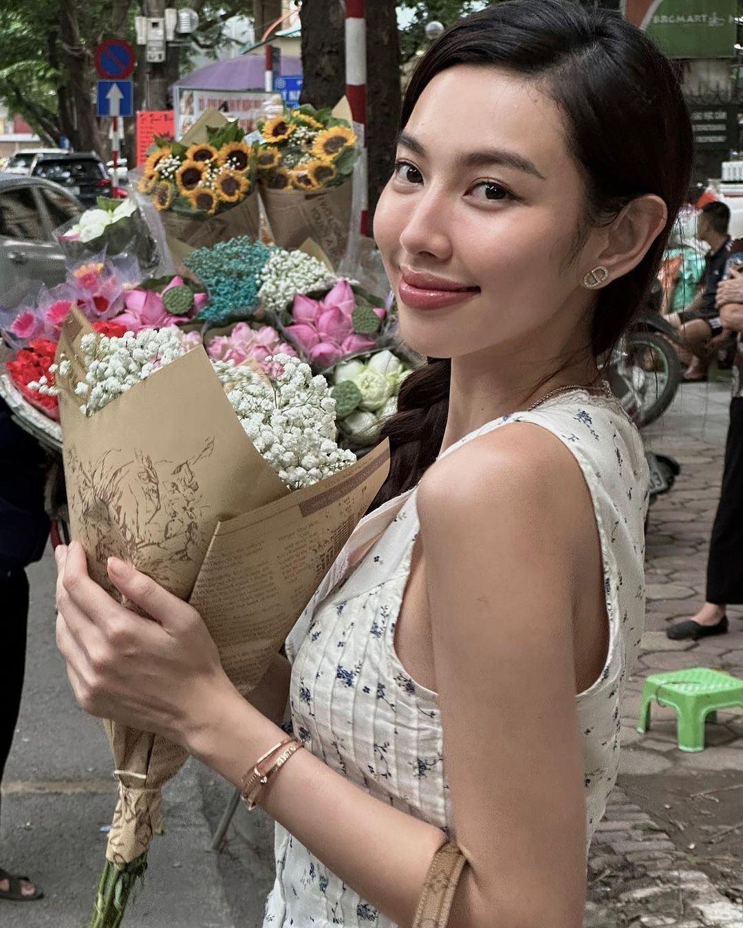 Hoa hậu Thùy Tiên tranh thủ đi chụp ảnh với xe hoa trong chuyến công tác Hà Nội. Khác với hình ảnh quyền lực, sắc sảo tại các sự kiện, Thùy Tiên ở ngoài đời giản dị và gần gũi hơn rất nhiều.