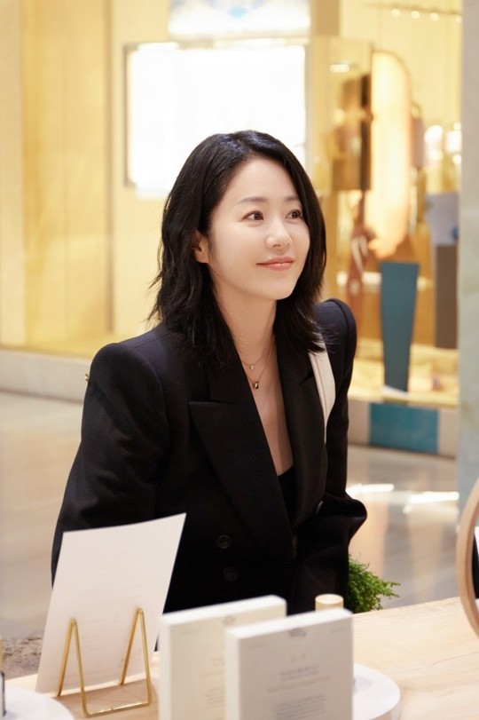Go Hyun Jung gây sốt với thần thái chuẩn CEO quyền lực