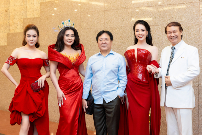 Hoa hậu Tuyết Nga, Hoa hậu Phan Kim Oanh, NSND Vương Duy Biên, Á hậu Thuỵ Vân, NSND Nguyễn Hải (từ trái qua phải).