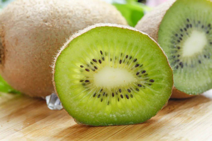 Trong quả kiwi còn có chứa hơn 80 hoạt chất sinh học thiên nhiên giúp làm đẹp da.