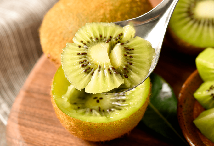 Thói quen ăn trái kiwi còn giúp tăng cường tái tạo mô liên kết bảo vệ các khớp, giúp hệ xương cứng chắc hơn.