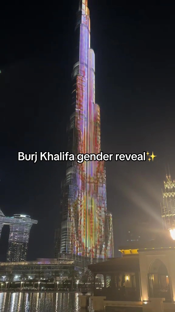 Đèn của Tháp Burj Khalifa thay đổi theo màu sắc tượng trưng cho giới tính của em bé mà Linda đang mang trong mình