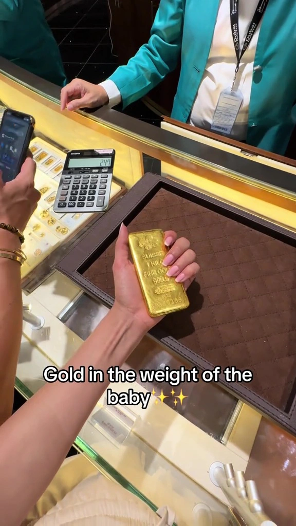 Linda chia sẻ bức ảnh đi mua vàng thỏi cùng chồng. Thỏi vàng có trọng lượng bằng số cân nặng của em bé trong bụng!