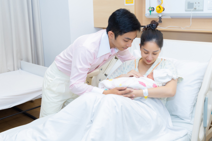 Khánh Thi đã sinh con thứ 3 cho ông xã Phan Hiển 