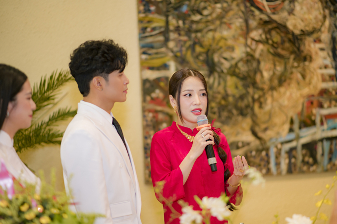 Trong suốt sự kiện, Gin Tuấn Kiệt không hề rời mắt khỏi vợ sắp cưới.  