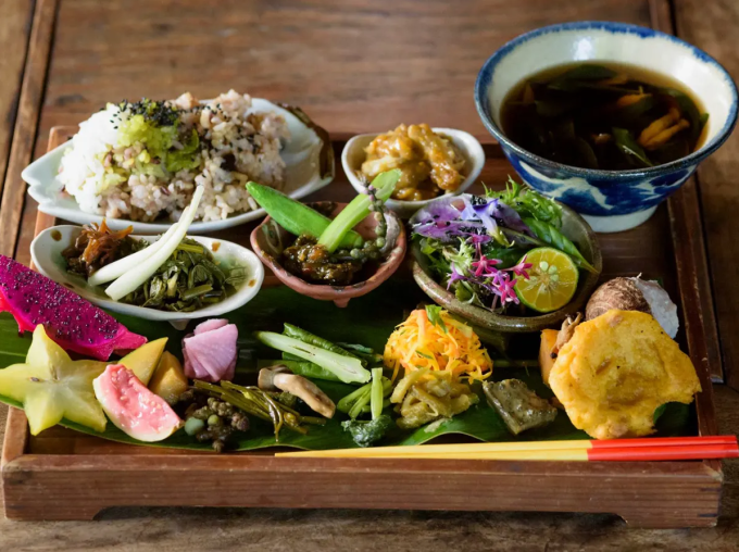 Bữa cơm của người dân Okinawa thường có rau củ quả là chủ yếu.