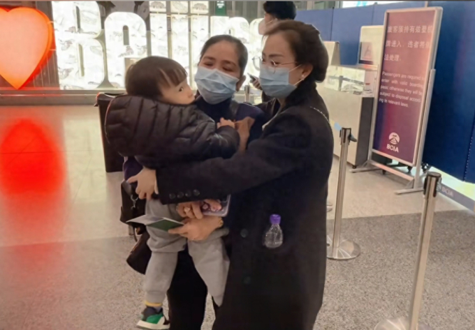 3 mẹ con bà cháu trong lúc tiễn nhau ra sân bay