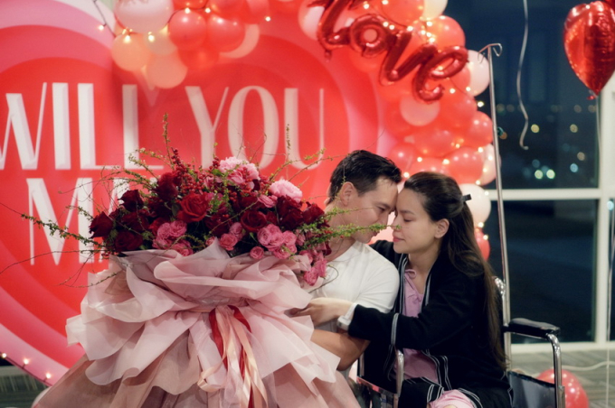 Màn cầu hôn xúc động của Kim Lý ngay tại bệnh viện khi Hà Hồ vừa sinh được 2 ngày