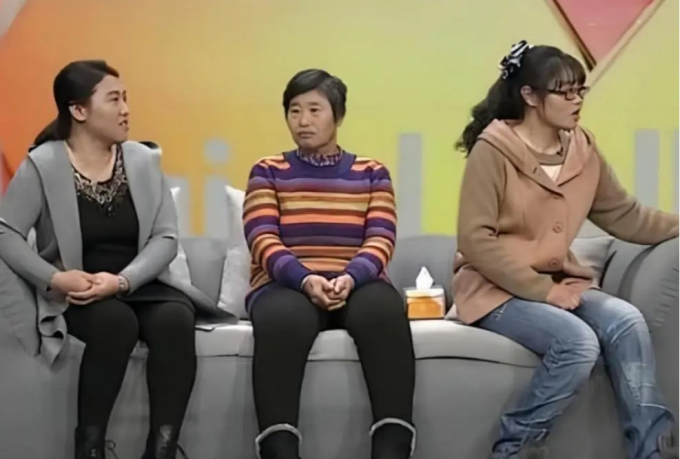 Kim Thành và mẹ (ở giữa) xuất hiện trên truyền hình