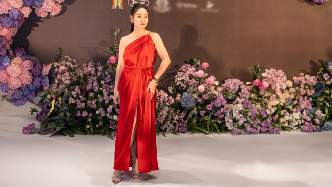 Xuất hiện trong bộ váy màu đỏ nổi bật, Quách Thu Phương nhận được nhiều lời khen ngợi vì nhan sắc trẻ trung.
