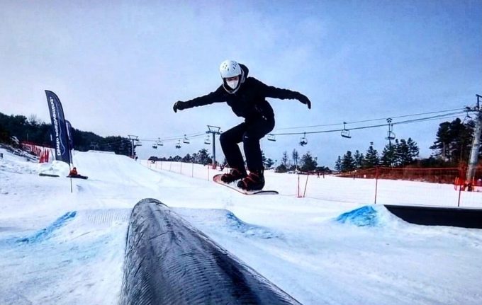 Con trai Ryu Jin trượt tuyết điêu luyện